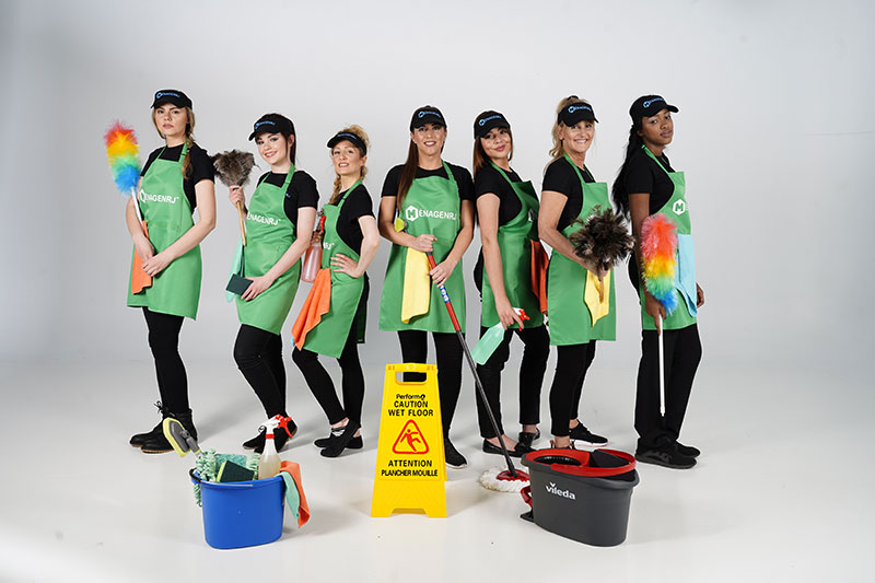 équipe de femme de ménage portant des tablier vert avec le logo de ménage-nrj